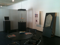 Exposition de la reproduction d'une stèle du Petit-Chasseur et ses outils